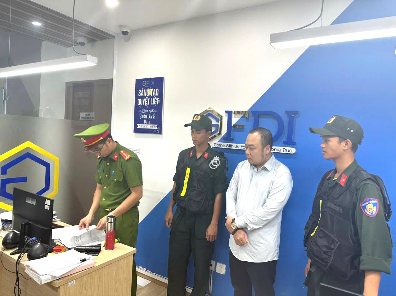 Lực lượng công an khám xét trụ sở Công ty GFDI có sự chứng kiến của ông Nguyễn Quang Hoàng.