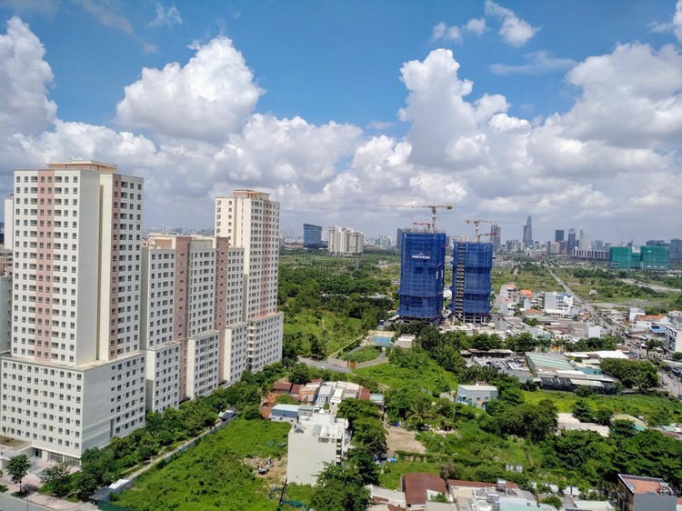 Nguồn cung mới khan hiếm, chi phí xây dựng leo thang là những yếu tố khiến giá nhà TP Hồ Chí Minh khó giảm trong thời gian tới. &nbsp;