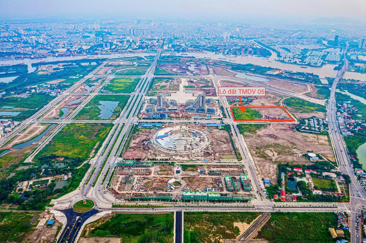 Vị trí lô đất TMDV 05 phía Đông giáp Trung tâm Chính trị - Hành chính và biểu diễn thành phố, Phía Nam giáp khu đa chức năng, Phía Bắc giáp đất quân sự và đường nội khu, phía Nam giáp khu đa chức năng (Ảnh: Toàn Trần).