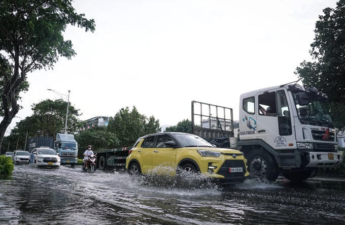 Cận cảnh con đường “gánh” hàng trăm tòa chung cư tại TP.HCM