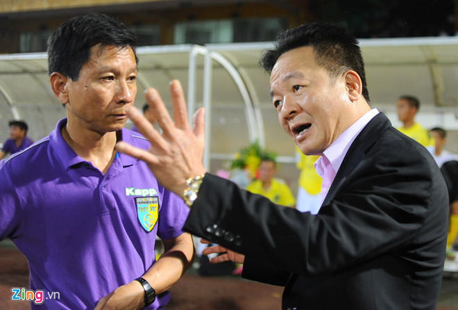 Hai ông bầu nổi tiếng kinh doanh và làm bóng đá thế nào?