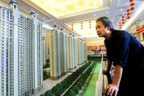 Kh&aacute;ch tham quan m&ocirc; h&igrave;nh chung cư của Evergrande tại showroom ở Hồ Bắc. Ảnh: Reuters &nbsp;