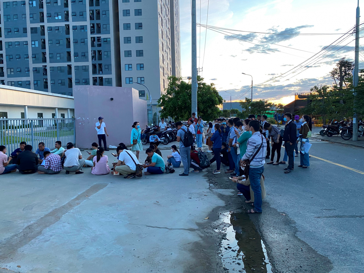 Khách hàng có mặt từ sớm để xếp hàng tham dự buổi tổ chức bốc thăm. &nbsp;