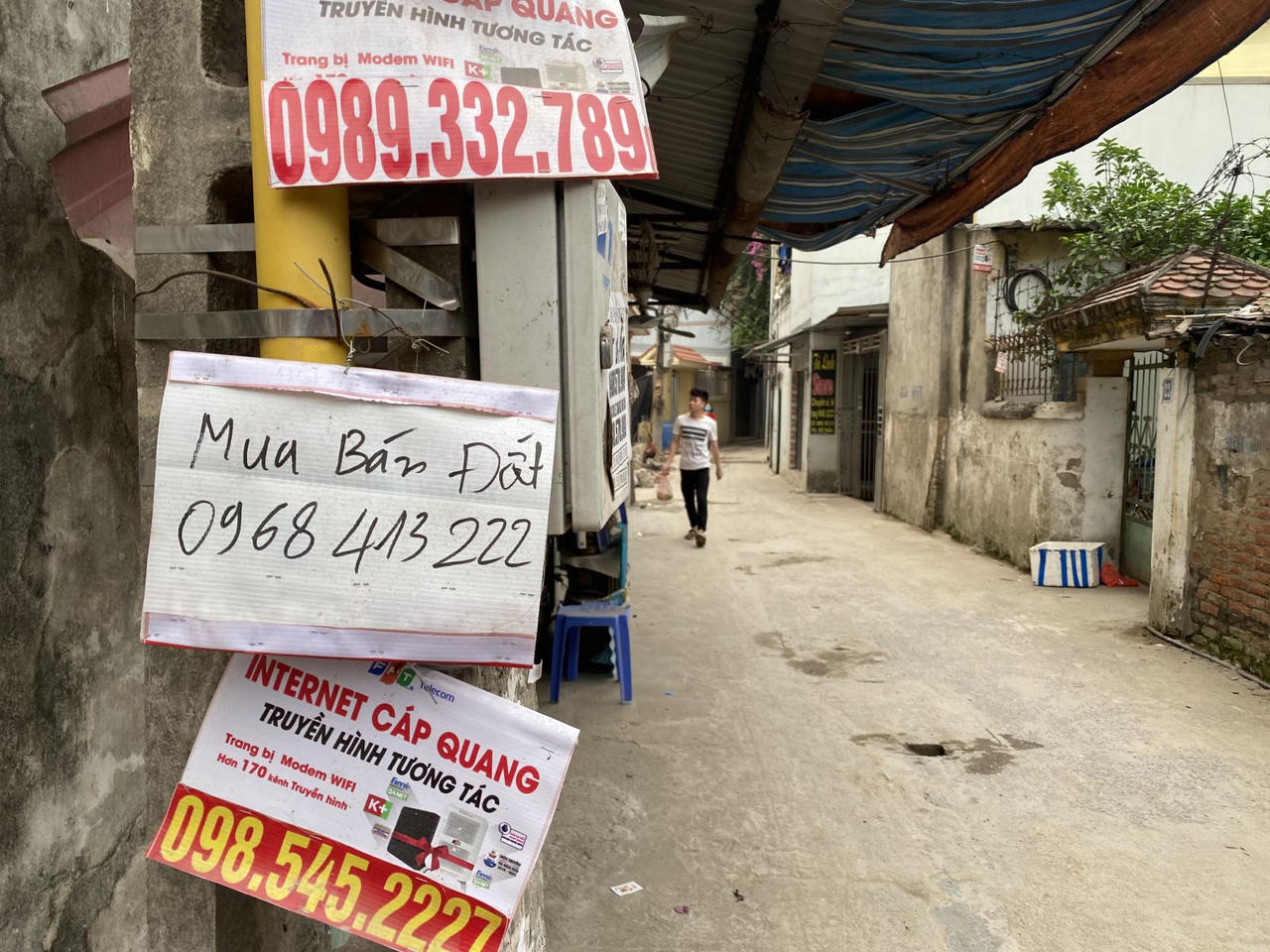 Số điện thoại của môi giới xuất hiện tràn làn tại huyện Thủy Nguyên. &nbsp;