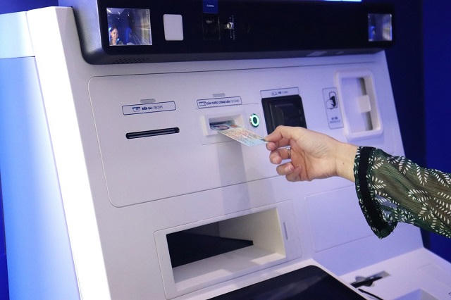 Ngân hàng triển khai rút tiền từ ATM bằng thẻ CCCD gắn chip &nbsp;