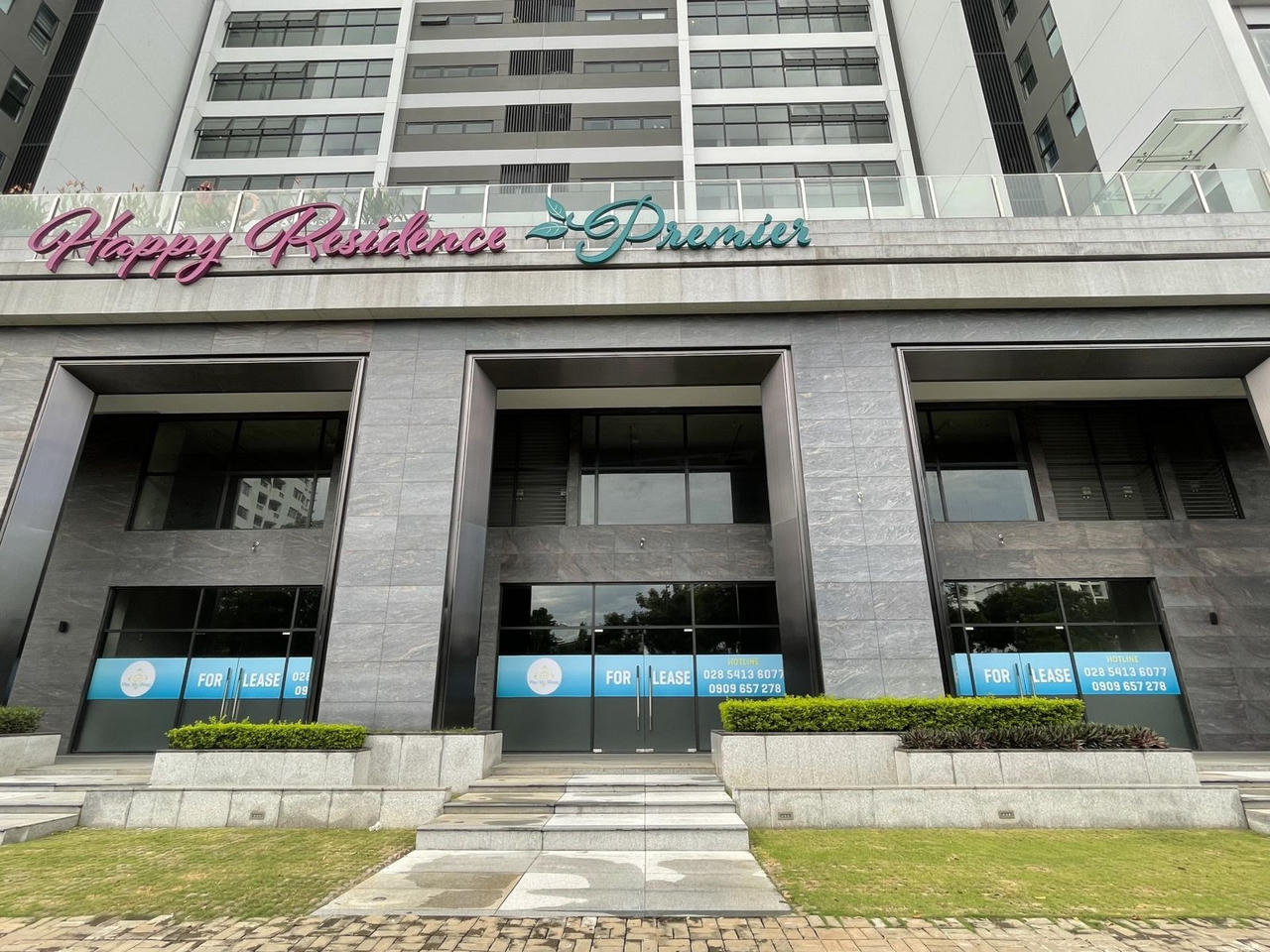 Một dãy shophouse đế chung cư tại khu đô thị Phú Mỹ Hưng