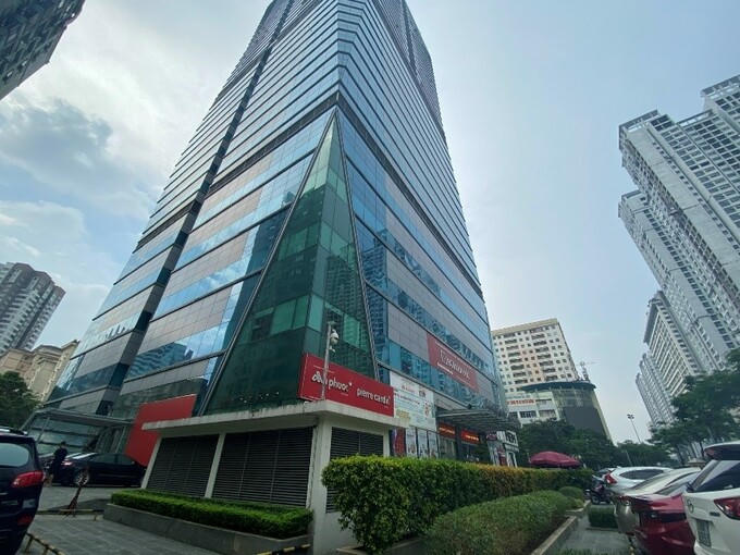 Ô đất xây dựng toà nhà Diamond Flower ban đầu là đất công cộng nhưng được UBND TP.Hà Nội điều chỉnh thành đa chức năng, trong đó có đất ở