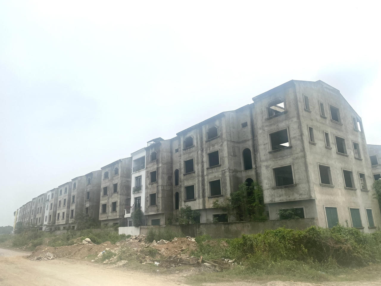 Hàng nghìn biệt thự triệu USD bỏ hoang trên đất ven đô đấu giá 133 triệu/m2