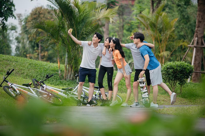 Vinhomes Smart City hấp dẫn khách hàng trong và ngoài nước nhờ mật độ xây dựng chỉ 14,7% – thấp bậc nhất Việt Nam và bộ 3 công viên liên hoàn đáp ứng nhu cầu tập luyện của các lứa tuổi. &nbsp;