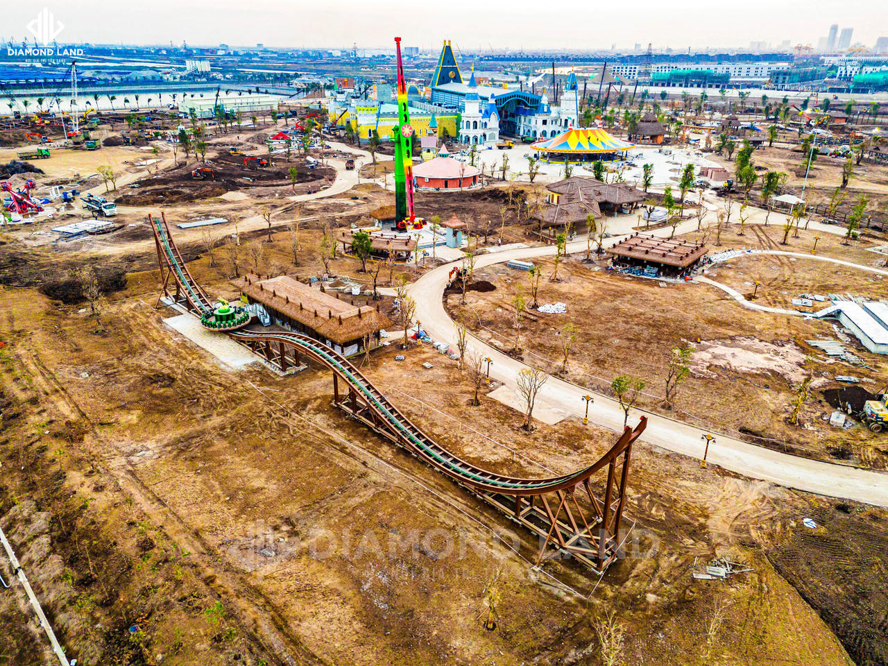 Vườn cổ tích, công viên vui chơi trẻ em và hàng loạt trò chơi như xe điện đụng, tàu trượt mạo hiểm, khu vui chơi vận động leo trèo, các trò chơi khám phá mạo hiểm…