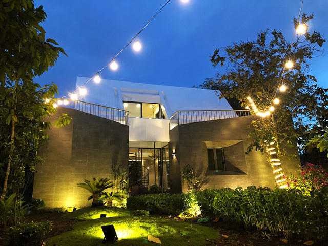 Ban đêm căn nhà cũng vô cùng nổi bật với hệ thống chiếu sáng hiện đại.