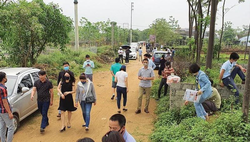 Môi giới bất động sản góp phần không nhỏ tạo nên nhũng cơn sốt đất. &nbsp;