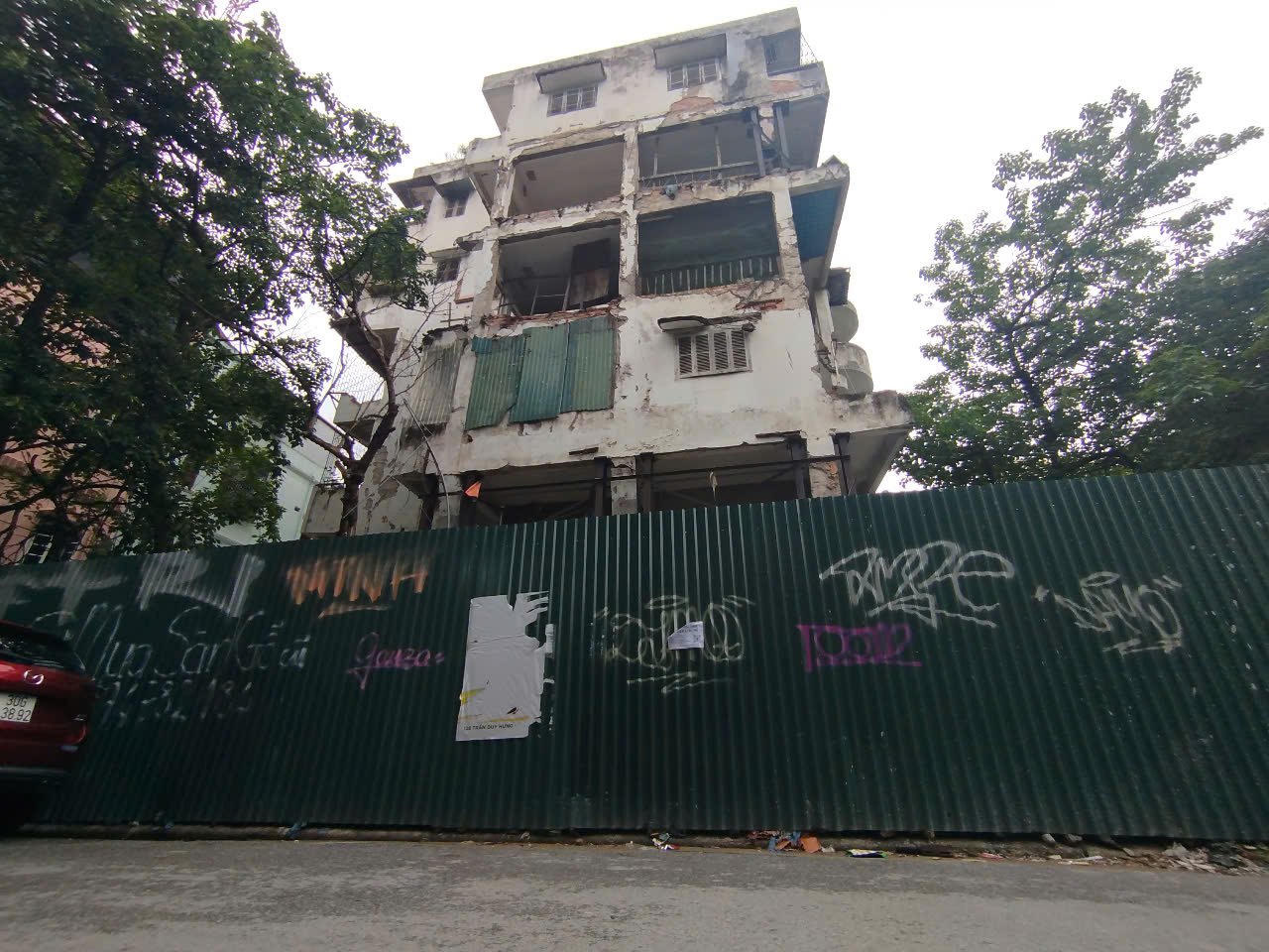 Thâm nhập chung cư xuống cấp nghiêm trọng, suốt 14 năm chờ được xây lại