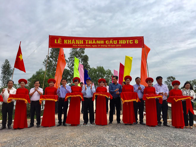 Nguyên Chủ tịch nước Trương Tấn Sang cắt băng khánh thành cầu nông thôn ở Long An