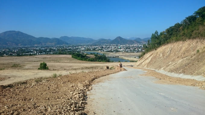 Đoạn đường này đã được đổ bê tông chắc chắn. Theo các công nhân, đoạn thảm trải bê tông đã thực hiện được hơn 500m.