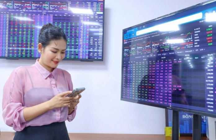 VN-Index có thêm 10 điểm, cổ phiếu thép và chứng khoán tăng mạnh với thanh khoản lọt top đầu