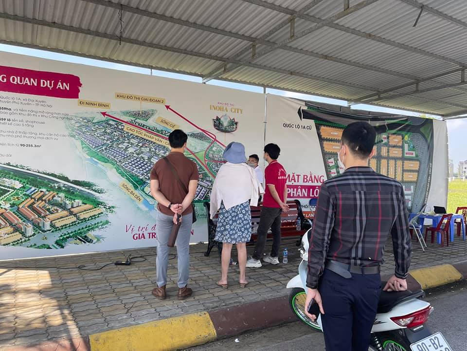 Nhiều nhà đầu tư xem đất nền phân lô và đất thổ cư tại vùng ven (Ảnh: NVCC)