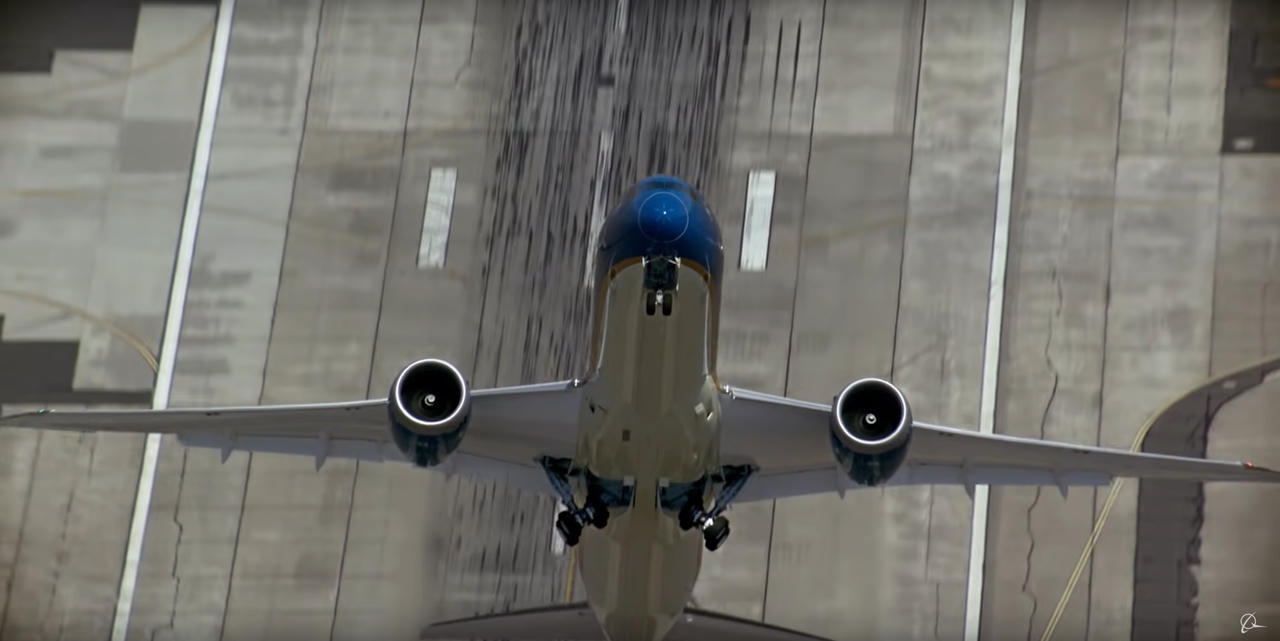 Màn cất cánh theo phương gần như thẳng đứng của máy bay Boeing 787-9 Dreamliner. Nguồn: YouTube