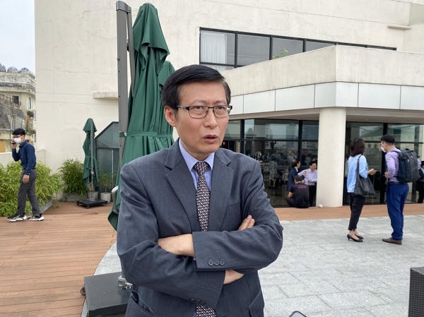 Ông Nguyễn Minh Cường- Chuyên gia Kinh tế trưởng ADB chia sẻ với phóng viên Tạp chí Doanh nghiệp Việt Nam. (Ảnh: Hà Anh)
