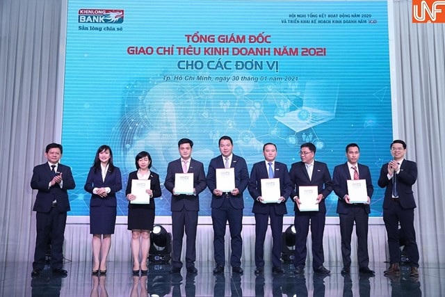 Kienlongbank trao quyết định chỉ tiêu kinh doanh năm 2021 cho các đơn vị kinh doanh. &nbsp; &nbsp;