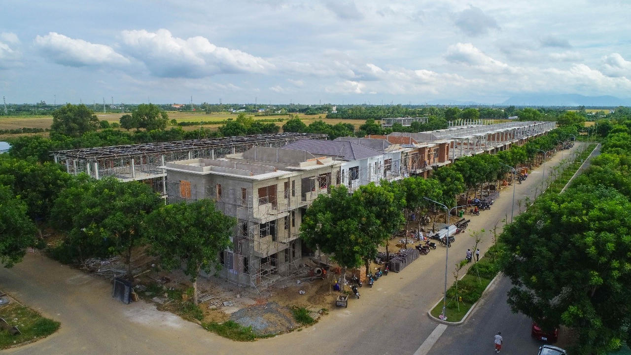 Một góc dãy nhà phố của phân khu Takara – Phúc An Asuka đang xây dựng &nbsp; &nbsp;