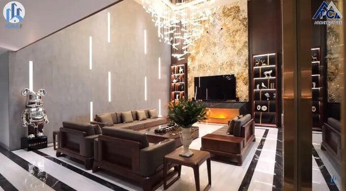 Bức tranh đá xuyên sáng khổ lớn có hình mặt hổ là ẩn ý phong thủy mà gia chủ rất tâm đắc. Ảnh: NhaF