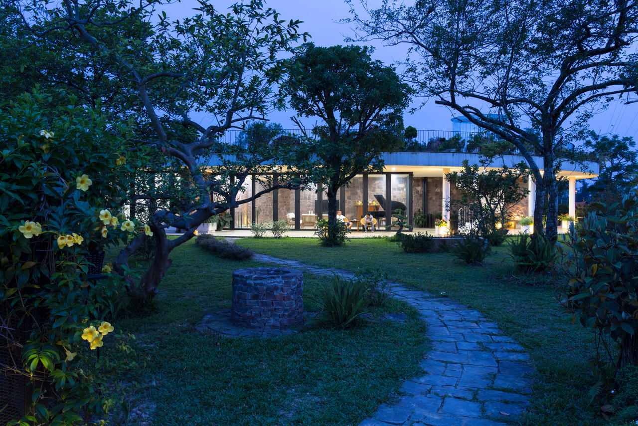 [Ảnh] Ngôi nhà hình elip với bể bơi, sân vườn ở vùng quê Nghệ An 