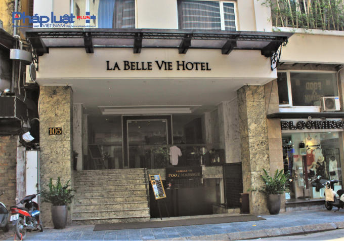 Khách sạn LabelleVie, số 105 Nguyễn Trường Tộ, phường Trúc Bạch, quận Ba Đình (Công ty TNHH thương mại và dịch vụ Hồng Huyền) xây dựng thêm khối nhà 9 tầng, chưa thẩm duyệt bổ sung, cửa vào buồng thang bộ không phải cửa chống cháy, không trang bị hệ thống tăng áp, hút khói hành lang