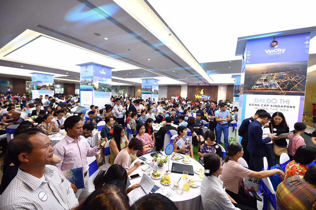Hàng nghìn người chen chân xem nhà mẫu VinCity