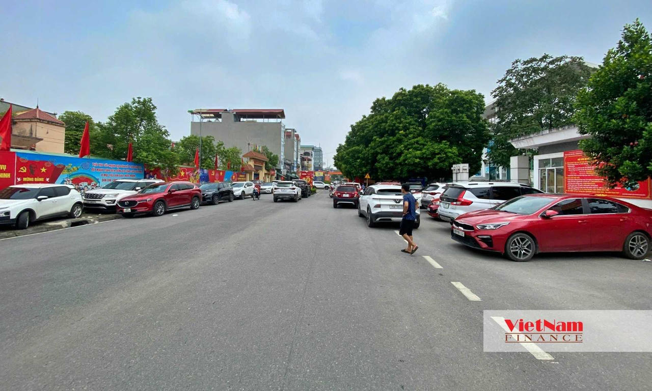 Ô tô người dân đậu chất kín bên trong sân lẫn bên ngoài đường khu vực Nhà văn hoá huyện Hoài Đức.