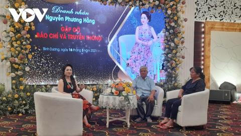 Tại buổi họp báo, bà Hằng đã mời 2 nạn nhân của ông Yên lên sân khấu để trao đổi với báo chí và truyền thông. &nbsp;