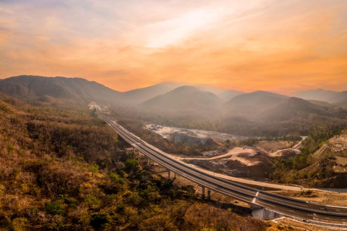 Cao tốc Cam Lâm - Vĩnh Hảo với tổng chiều dài hơn 78km, là mắt xích cuối cùng hoàn thiện tuyến đường cao tốc huyết mạch từ TP. HCM đến Nha Trang. Ảnh: Báo Giao thông &nbsp;