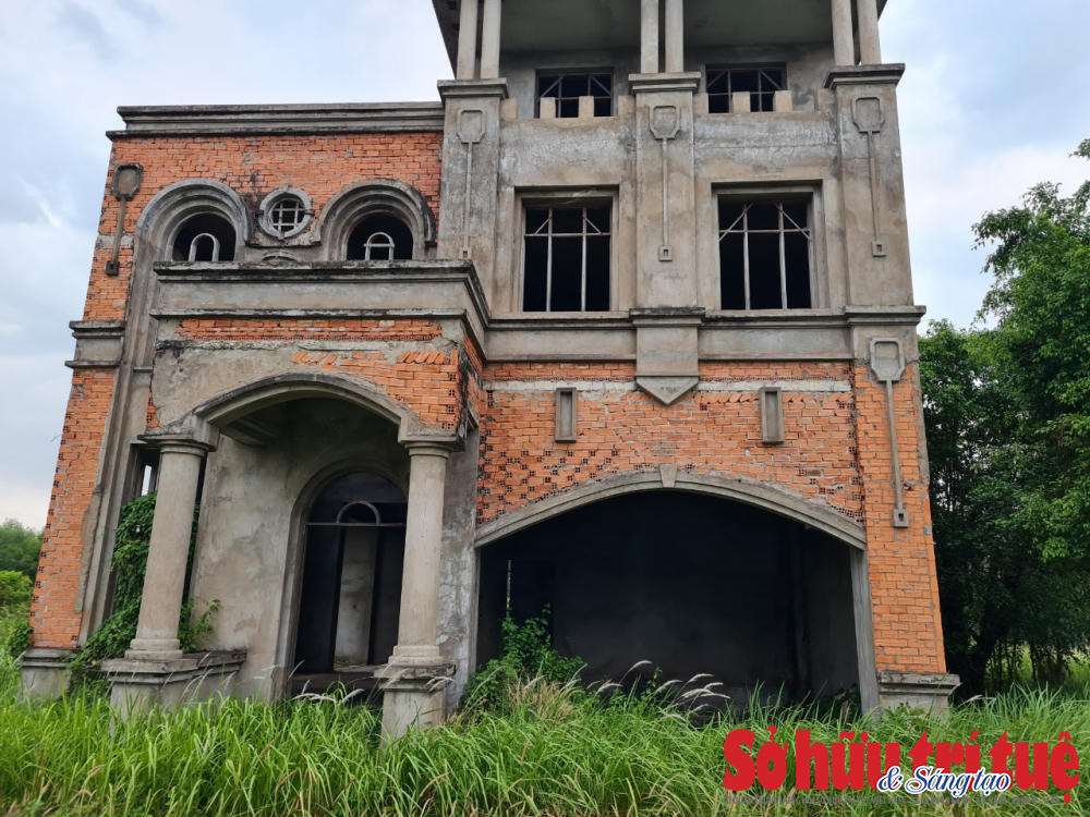 Đi vào bên trong, căn biệt thự khiến nhiều người không khỏi sợ hãi vì cảnh hoang tàn, nhếch nhác một cách đáng sợ.&nbsp;