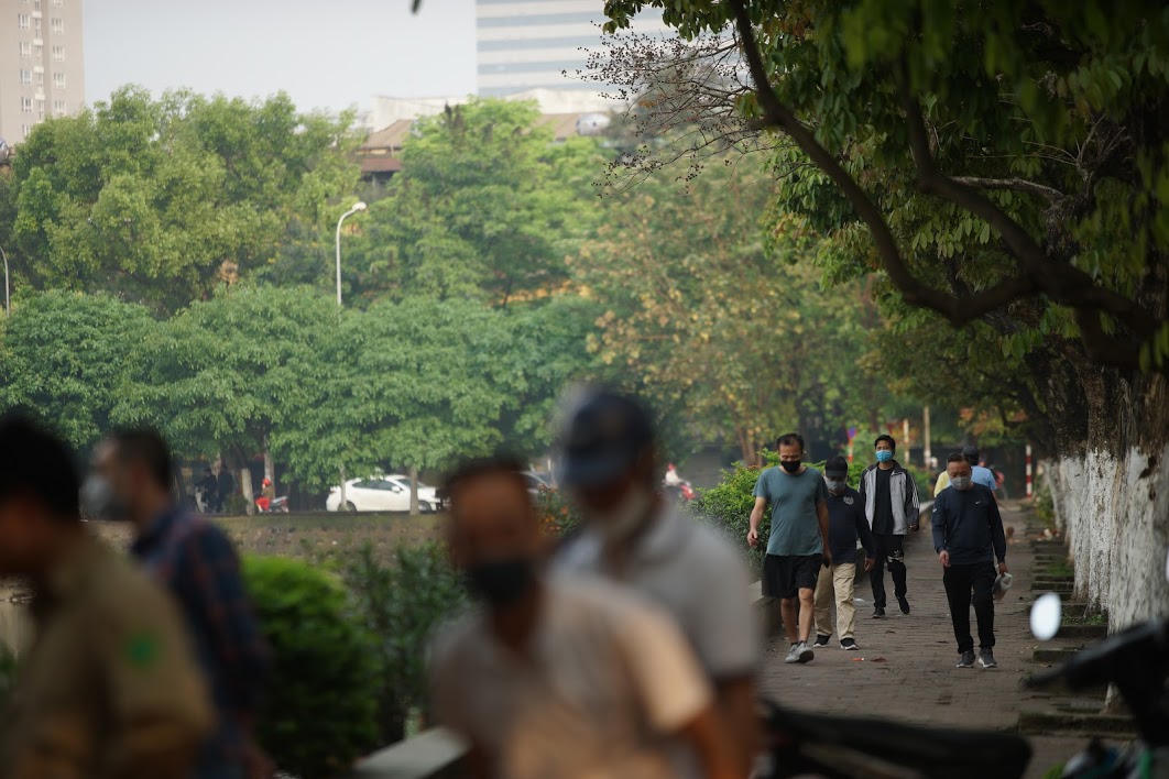 Hà Nội: Dựng rào chắn, treo biển cảnh báo không tụ tập nơi công cộng