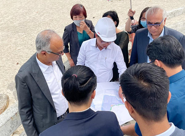 Ông Lê Thành Hưng, Giám đốc BQL các dự án cơ sở hạ tầng ưu tiên TP Đà Nẵng (mũ trắng) đưa đoàn của Tập đoàn Adani khảo sát thực địa dự án Cảng Liên Chiểu. Ông Sandeep Mehta ngoài cùng bên trái. &nbsp;