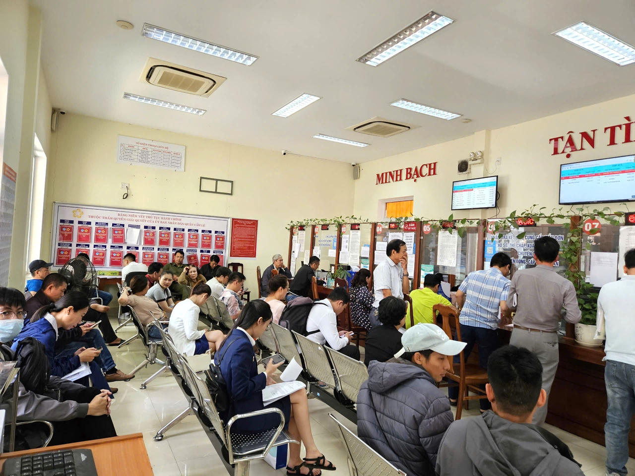 Khu vực giải quyết hồ sơ đất đai Bộ phận một cửa quận Cẩm Lệ đông người ngồi chờ đến lượt. &nbsp;