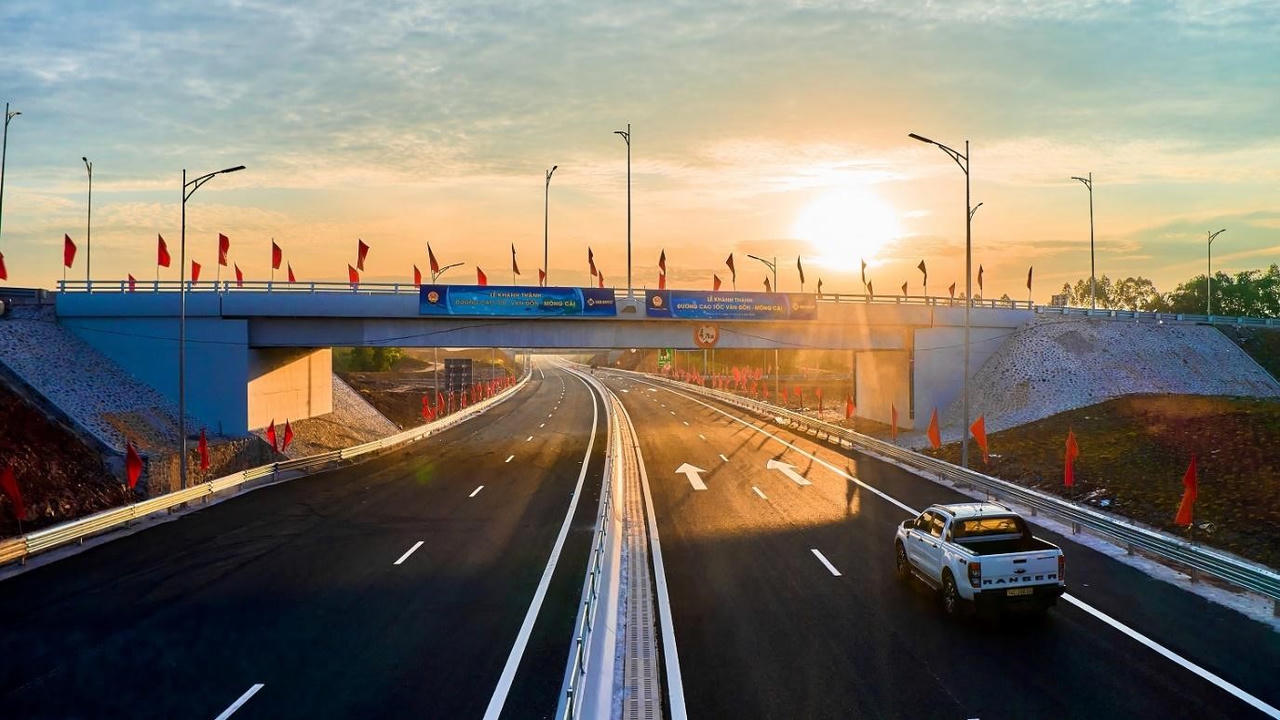 Cao tốc Vân Đồn – Móng Cái đã hoàn thiện tuyến cao tốc từ Lào Cai đi qua Hà Nội, Hải Phòng đến TP Móng Cái &nbsp;