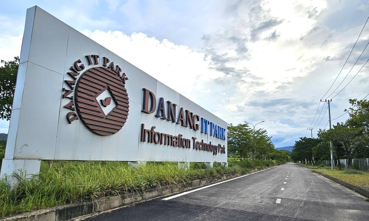 Khu công nghệ thông tin tập trung Đà Nẵng (Danang IT Park) nằm trên địa bàn xã Hòa Liên, huyện Hòa Vang, TP. Đà Nẵng do Công ty cổ phần Phát triển Khu công nghệ thông tin Đà Nẵng (thành viên trực thuộc Trungnam Group) làm chủ đầu tư.