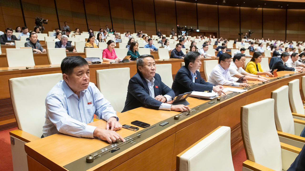 Các đại biểu tiến hành biểu quyết.