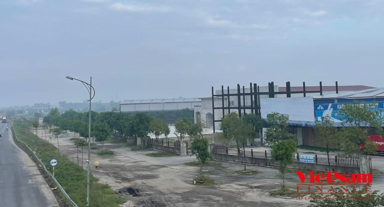 Dự án Tổ hợp khách sạn Nguyễn Hưng trên khu đất khoảng 22.000 m2 tại khu vực Ngã tư cầu vượt đường tránh TP. Hà Tĩnh xây dựng nhiều năm năm vẫn ngổn ngang với các hạng mục chưa được hoàn thành...