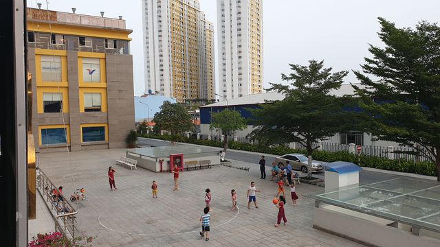 Trẻ nhỏ chơi đùa dưới sân của chung cư Carina