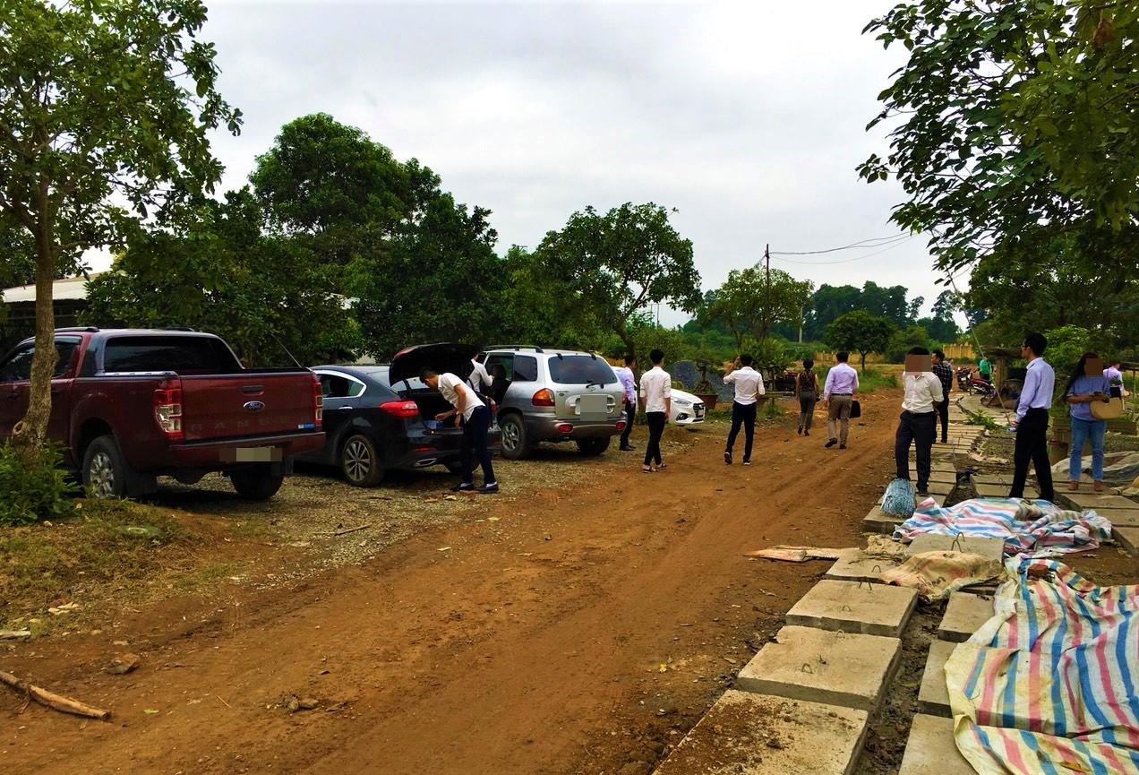 Nhiều khách hàng cho rằng họ “sập bẫy” mua đất nền của Công ty Cổng Vàng là do Công ty này có sự giúp sức đắc lực&nbsp;của các sàn môi giới bất động sản trong việc quảng cáo, rao bán dự án "ma" Golden Lake Hòa Lạc.