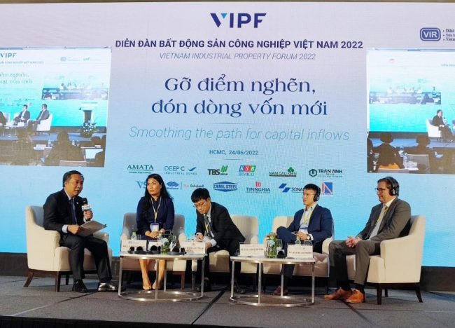 Các đại biểu, khách mời tham gia thảo luận tại Diễn đàn. &nbsp;