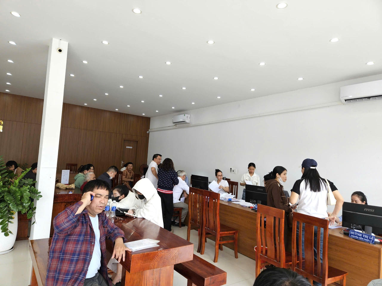 Một Văn phòng công chứng trên đường Võ Chí Công cũng đông người đến công chứng hồ sơ đất đai. &nbsp;