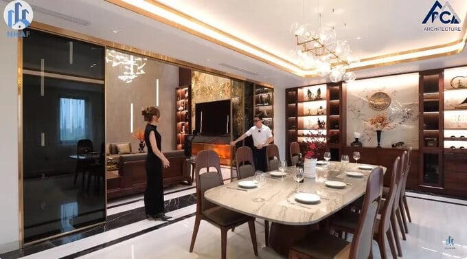 Hệ cửa trượt được dùng thay thế cho tường, tạo nét hiện đại cho khu bếp - bàn ăn. Ảnh: NhaF