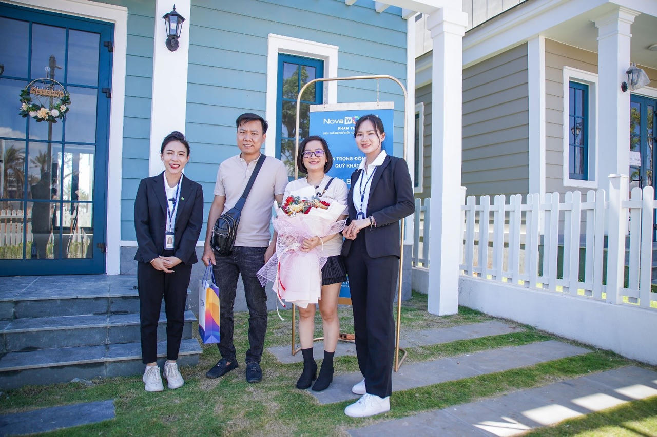 Vợ chồng chị Nguyễn Thị Hà vô cùng hài lòng khi nhận bàn giao biệt thự tại Florida &nbsp;