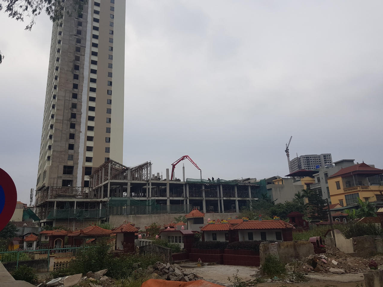 Hồng Hà Tower xây trên đất nghĩa địa: Khách hàng e sợ, người dân bất bình?