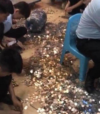 10 năm bán hàng rong, người đàn ông vác 20 bình tiền xu đi mua căn hộ