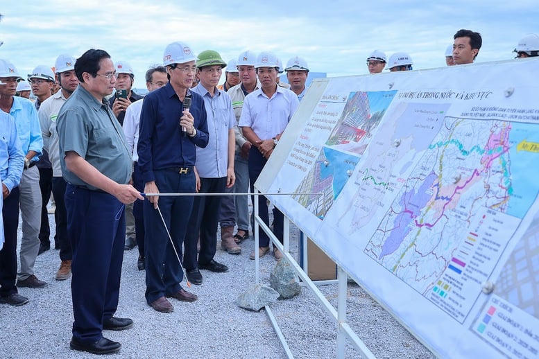 Thủ tướng nhấn mạnh cảng Mỹ Thủy có vị trí rất chiến lược, vai trò quan trọng để kết nối kinh tế Việt Nam với kinh tế các nước ASEAN - Ảnh: VGP/Nhật Bắc