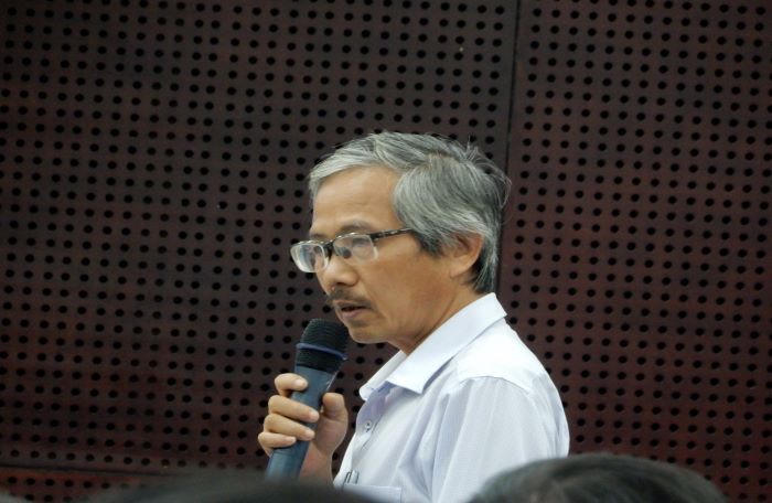 Ông Trần Văn Hoàng, Phó Giám đốc Sở Xây dựng TP. Đà Nẵng trả lời báo chí tại buổi họp báo. &nbsp;